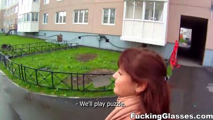 Красотка в подъезде на корточках сделала минет незнакомому мужчине №2