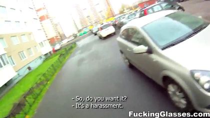 Красотка в подъезде на корточках сделала минет незнакомому мужчине №3