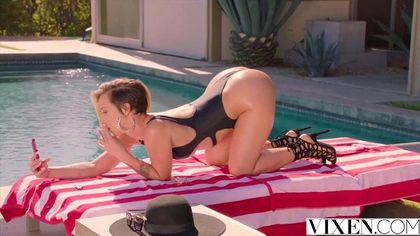 Девка расстегивает ширинку на черных джинсах футболиста и начинает отсасывать хуй №1