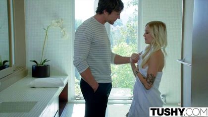 Мужик в полосатой кофте ставит в ванной на колени девушку и долго ебет в ротик №2