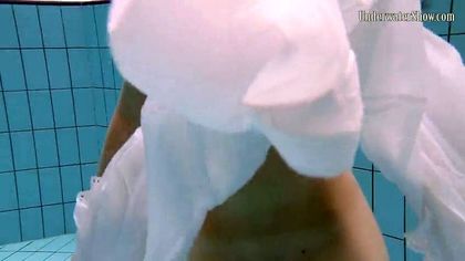 Модель в бассейне позирует в белом платье и светит изредка вагиной №10