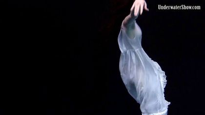 Модель в бассейне позирует в белом платье и светит изредка вагиной №2