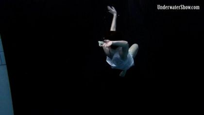 Модель в бассейне позирует в белом платье и светит изредка вагиной №3