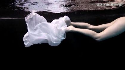 Модель в бассейне позирует в белом платье и светит изредка вагиной №5