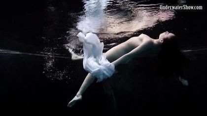 Модель в бассейне позирует в белом платье и светит изредка вагиной