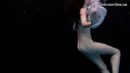 Модель в бассейне позирует в белом платье и светит изредка вагиной №8