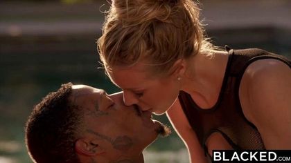 Черный с тату и небольшой бородкой осторожно усадил белую писей на гигантскую палку №2