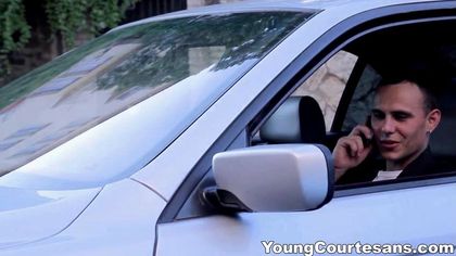 Девица ласкает теплым ротиком обрезанный пенис ебаря и глотает семя №1