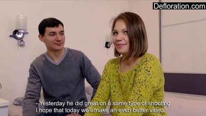 Мужик в серой кофте стягивает белую юбку и желтую блузку с подруги и нежно лижет ей писечку №1