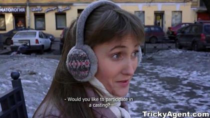 Продюсер поставил актрису раком на диване и нежно отодрал в пилотку №1