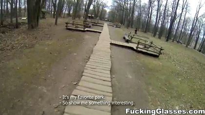 Турист в парке выебал в горло и анус незнакомку в бордовой куртке №1