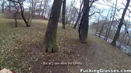 Турист в парке выебал в горло и анус незнакомку в бордовой куртке №2