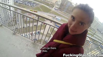 Турист в парке выебал в горло и анус незнакомку в бордовой куртке