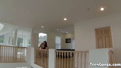 Парень задирает ногу фитоняши на перила и впивается губами в ее влагалище №1