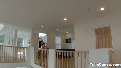 Парень задирает ногу фитоняши на перила и впивается губами в ее влагалище №2