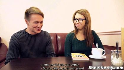 Пацан на работе прямо на столе нежно трахнул коллегу в очках в пиздень №1