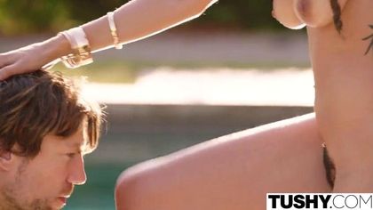 Мулатка с дредами возле бассейна поебалась в очко с качком №2