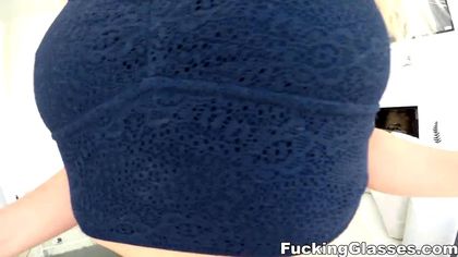 Блонди перед объективом камеры полирует ротиком сочный член латиноса №3