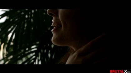 Качок снял джинсовые шорты и заставил девку чуть ли не блевать во время королевского отсоса №1