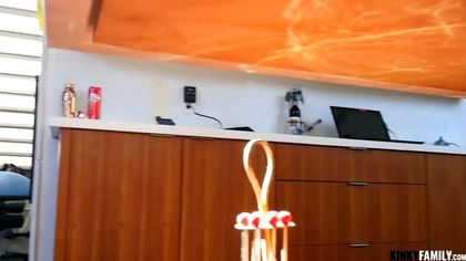 Блондинка готова на камеру снять белую майку и соснуть член №1