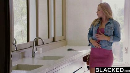 Рыжая впивается теплыми губами в черную палку баскетболиста №1