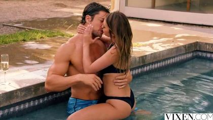 Пловец в бассейне дал за щеку сисястой подруге и повел ее в ванну ебаться в писю №2