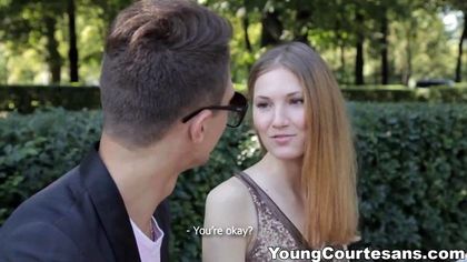 Парень снял в парке красотку и выдал ей огромный пенис за щеку №1