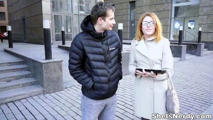 Пацан на диване сует грубо длинный член в вагину рыжули в очках №1