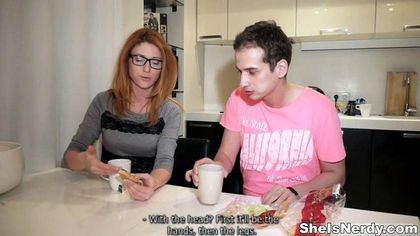 Пацан на диване сует грубо длинный член в вагину рыжули в очках №2