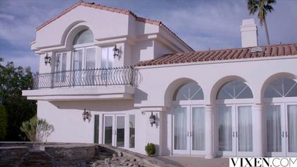 Девушки снимают шелковые халатики и лижут в белоснежной постели пизденки №1