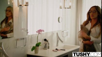 Два друга отымели двойным проникновением симпатичную блондинку в чулках №1