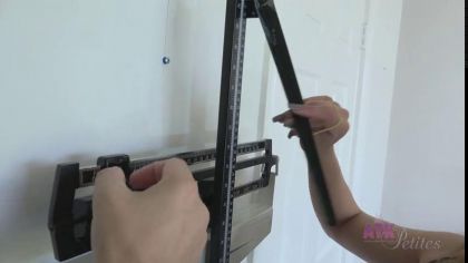 Стройная девушка устроила соло мастурбацию киски на большой кровати №1