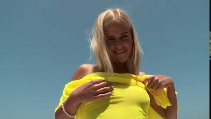 Блондинка мастурбирует письку пальцами на свежем воздухе и кончает №3