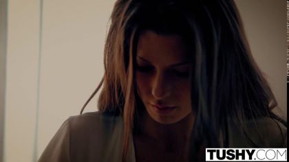 Скромный очкарик трахает раком в анал сексуальную брюнетку с маленькими сиськами №3