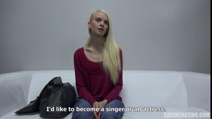 Блондинка показала, как дрочит письку секс игрушкой на порно кастинге №1