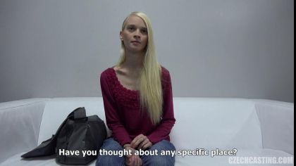 Блондинка показала, как дрочит письку секс игрушкой на порно кастинге №5