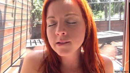 Рыжая девушка нежно мастурбирует бритую киску пальцами в своей постели №5