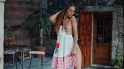 Молодая девица с натуральными сиськами светит аппетитной киской перед камерой №1