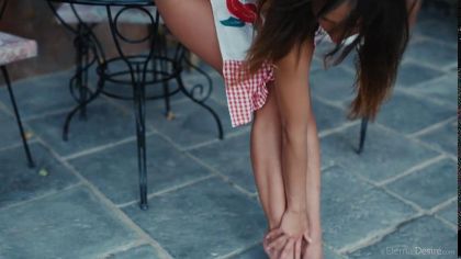 Молодая девица с натуральными сиськами светит аппетитной киской перед камерой №2