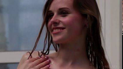 Молодая девушка показала свои красивые сиськи с твердыми сосками на камеру №10