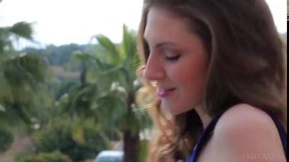 Голая девушка нежно ласкает влагалище пальцами и кончает на кровати №1