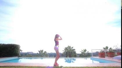 Голая девушка нежно ласкает влагалище пальцами и кончает на кровати №3