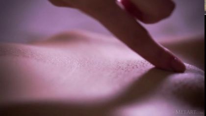 Голая девушка нежно ласкает влагалище пальцами и кончает на кровати №7