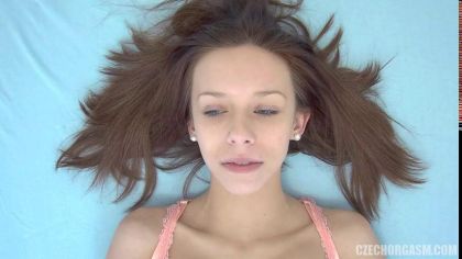 Девушка дрочит киску двумя пальцами и нежно стонет от блаженства №1