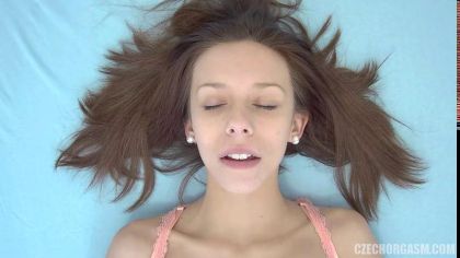 Девушка дрочит киску двумя пальцами и нежно стонет от блаженства №2