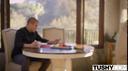 Парень делает куни своей девушке и трахает ее в упругую задницу №1