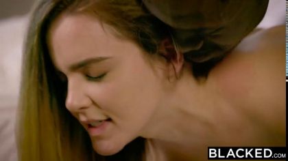 Блондинка с заросшим влагалищем трахается раком с негром в постели №10