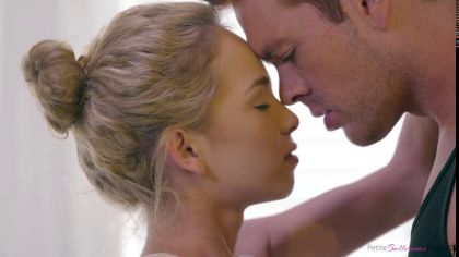 Парень лижет киску балерине и трахает ее в бритую влажную пизденку №1