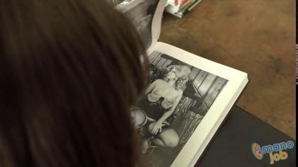 Скромница в очках умеет классно сосать и мастурбировать мужской член №1