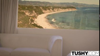 Жаркий анальный секс с брюнеткой в гольфах в уютной постели №2